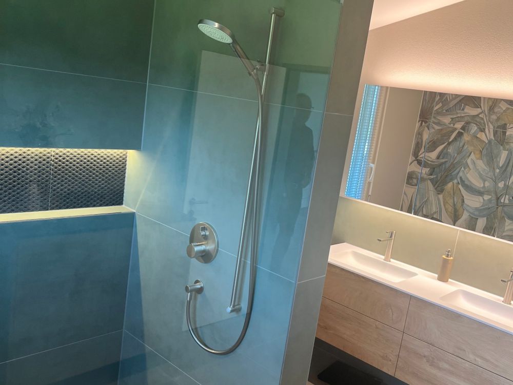 Dusche mit Glas