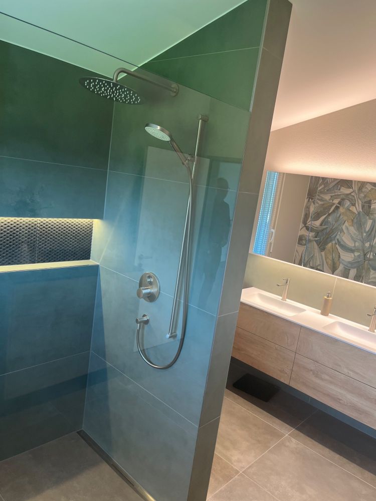 Dusche mit Glas