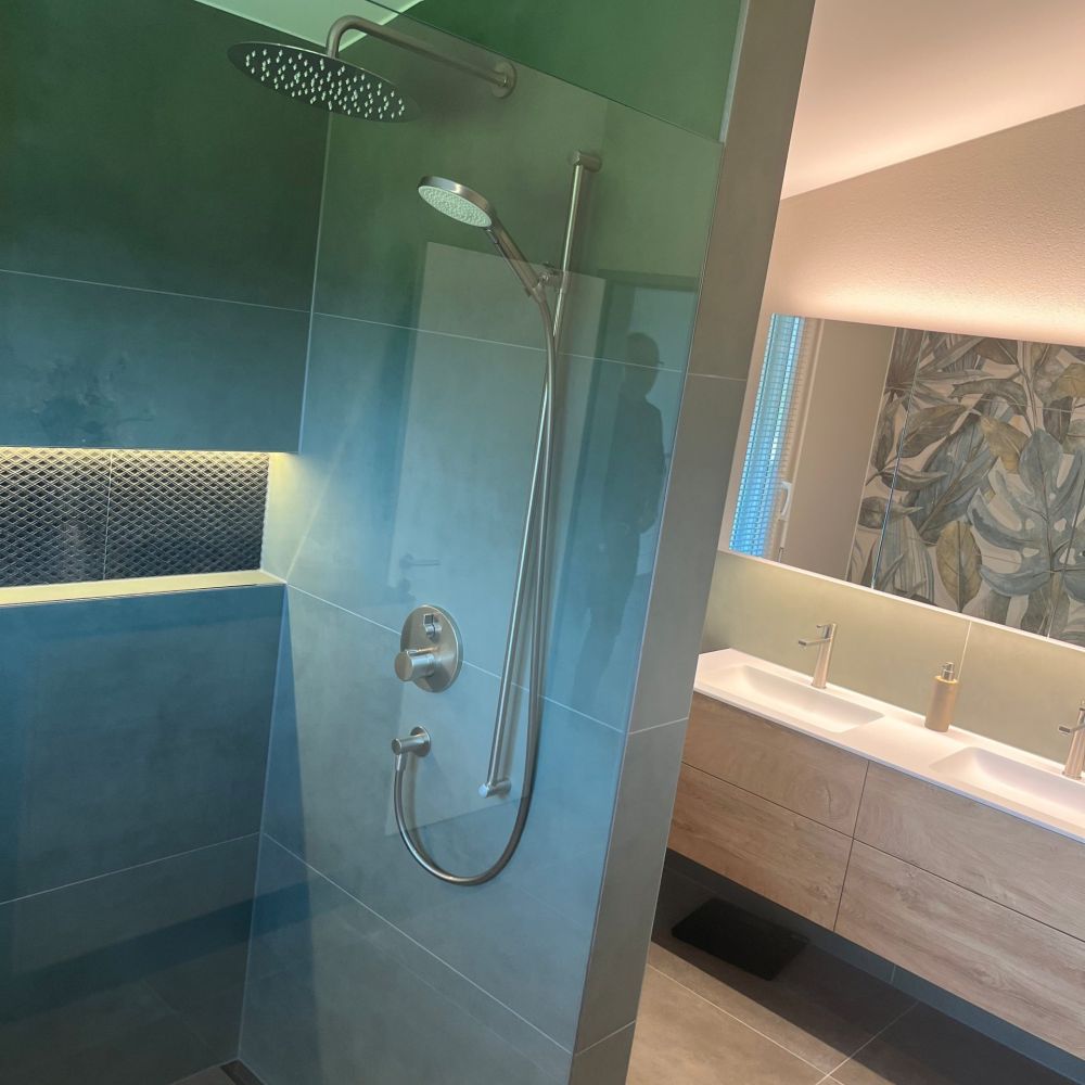 Dusche mit Glas